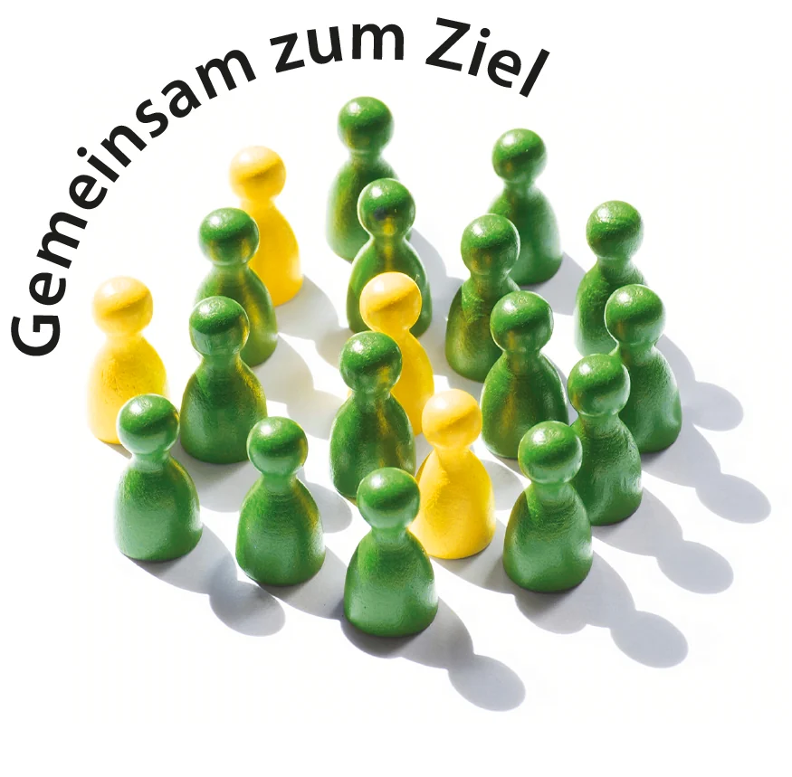 Eine Gruppe aus grünen und gelben Spielfiguren mit dem Schriftzug „Gemeinsam zum Ziel“